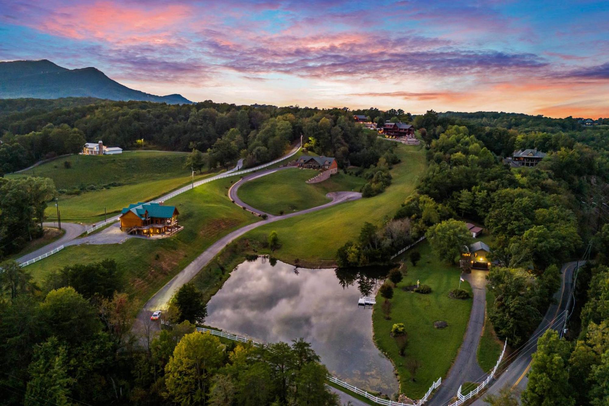 Haven On The Pond Villa Pigeon Forge Exterior photo